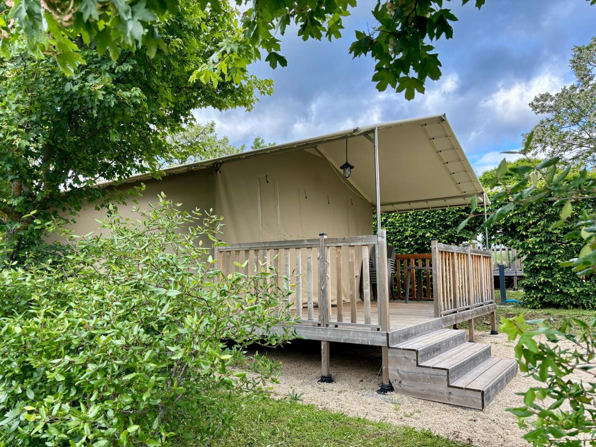 Camping Onlycamp Pierre & Sources Volvic Esterno foto